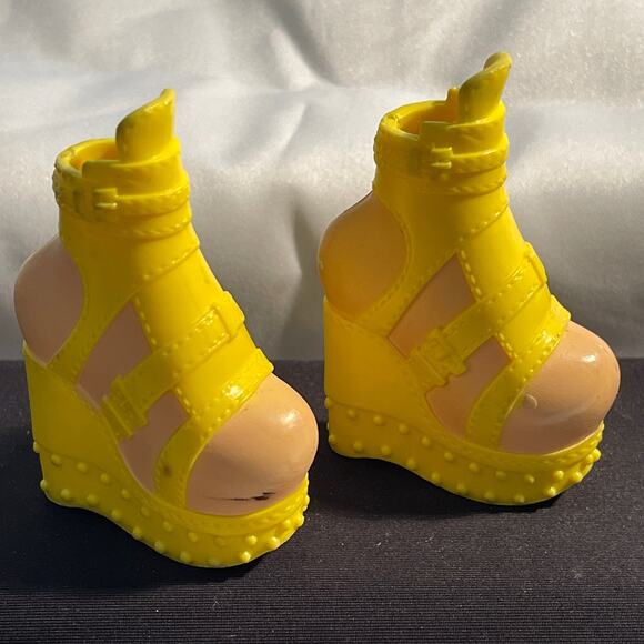 Bratz Footwear Selfie snaps Shoe - Yellow Platform High Heels - Picture 2 of 3